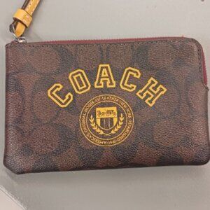 Coach Corner Zip Wristlet in Vasrty Motif in signature canvas